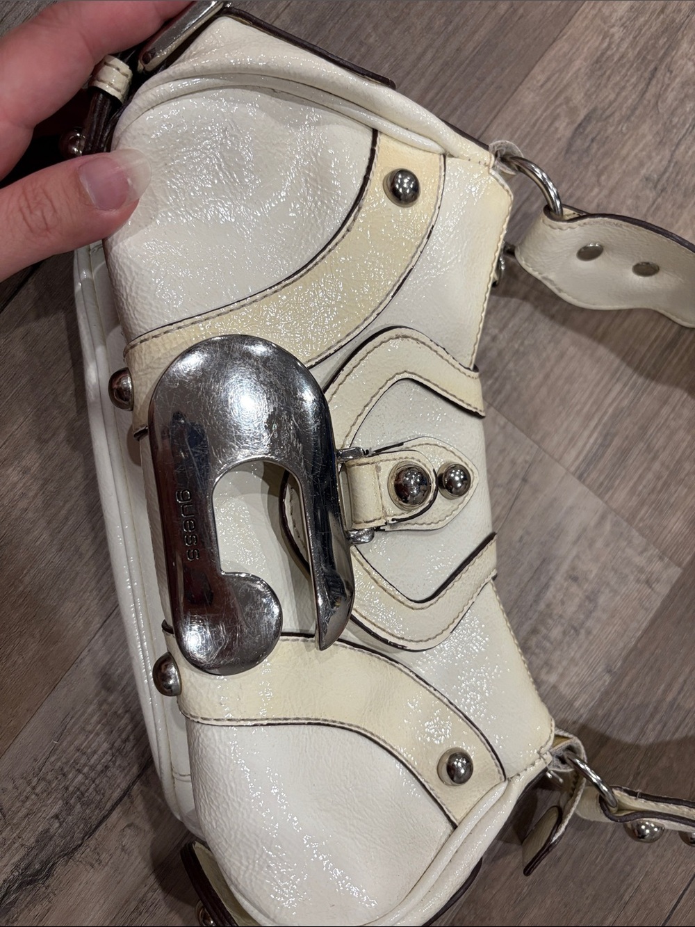 Y2K Guess Cream and White Leather Shoulder Bag with Silver Accents - Picture 6 of 13